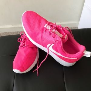 Nike Roshes Sz. 6y or 7.5 women’s